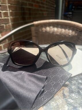 Gucci Black Frame Sunglasses Dark Brown Lenses GG with leather case